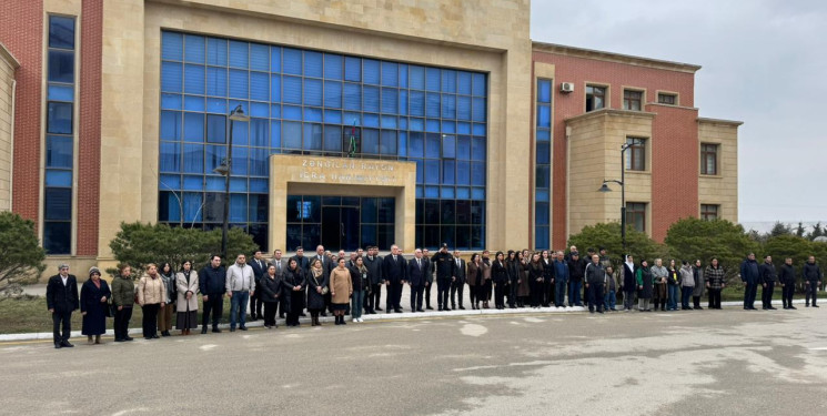 Xocalı soyqırımının 34-cü ildönümü ilə əlaqədar şəhidlərin xatirəsi bir dəqiqəlik sükutla yad edildi.